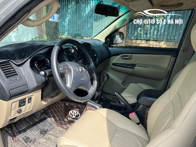 Khoang lái Toyota Fortuner 2015 cũ tiện dụng