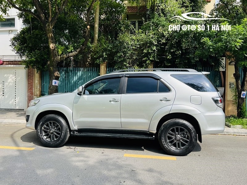 Sườn xe Toyota Fortuner 2015 cũ lịch lãm