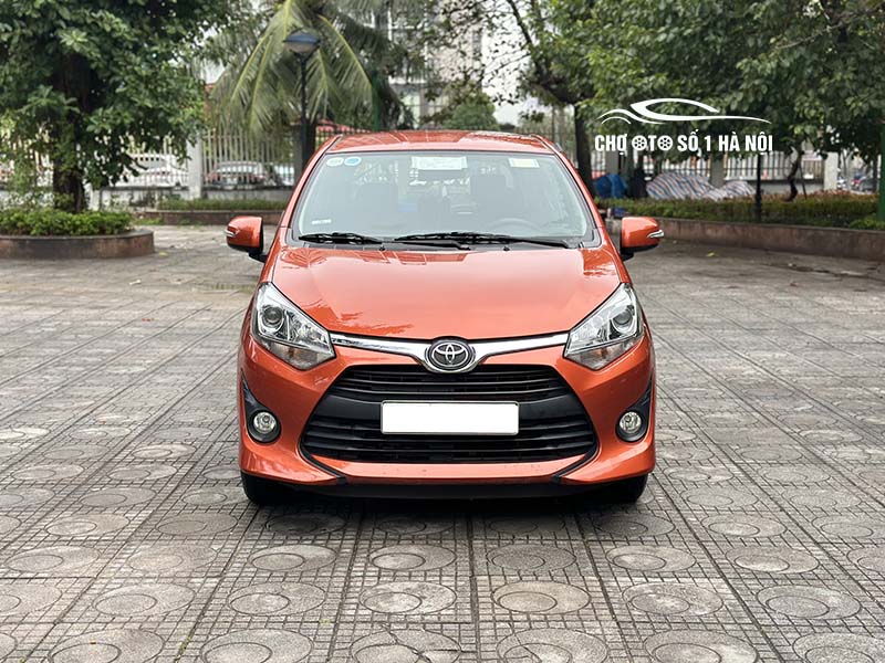 Tổng thể ngoại thất xe ô tô Toyota Wigo cũ màu trắng từ góc bên hông