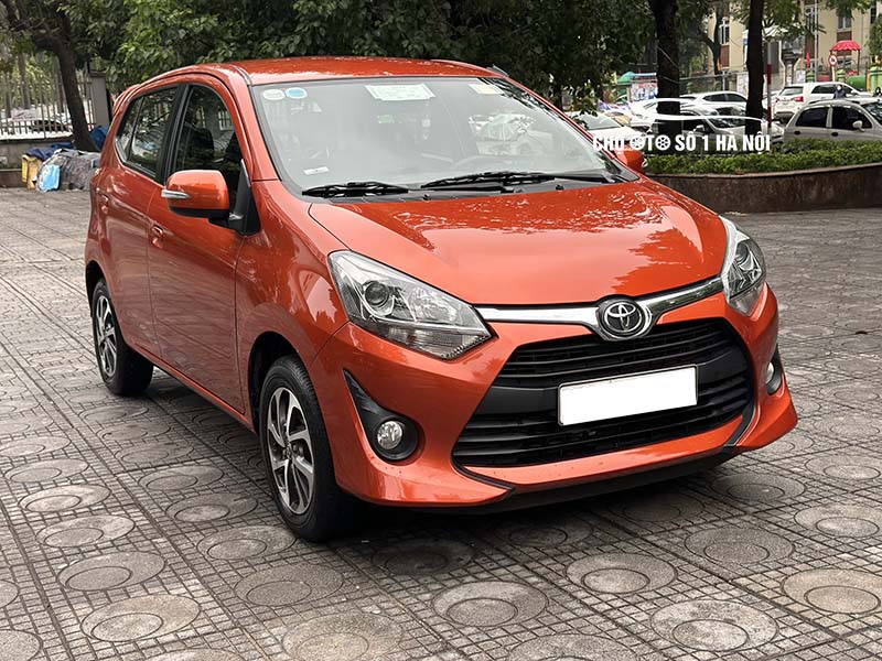 Hình ảnh ngoại thất sau xe ô tô Toyota Wigo cũ, cho thấy tình trạng còn mới