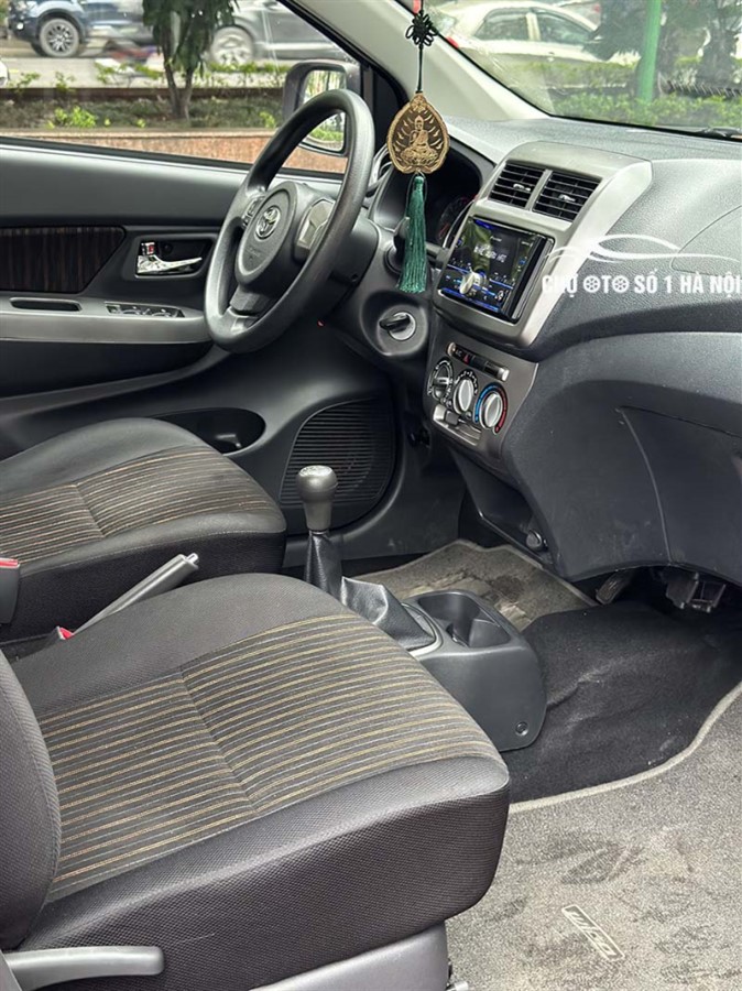 Hình ảnh hàng ghế sau và nội thất xe ô tô Toyota Wigo cũ cho thấy sự sạch sẽ