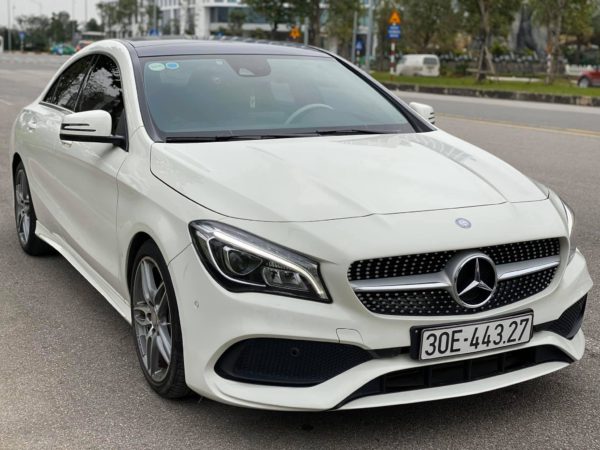 Xe ô tô mercedes cũ với thiết kế nội thất sang trọng