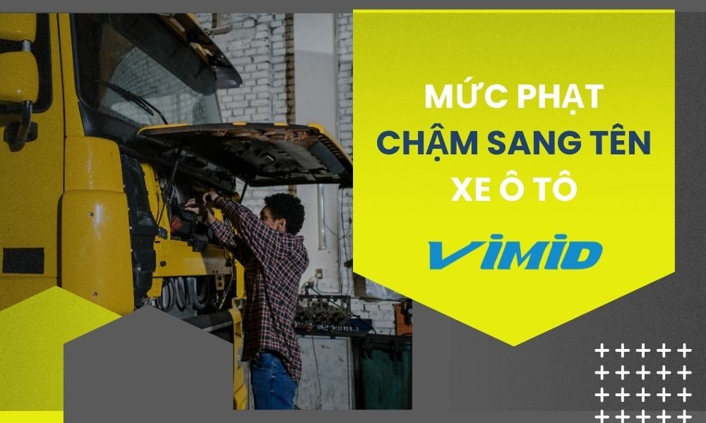 Người bị phạt chậm sang tên xe ô tô đang làm việc với công an