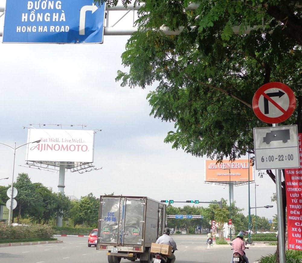 Không đi quá sát xe ô tô phía trước khi chuẩn bị vượt để đảm bảo tầm nhìn