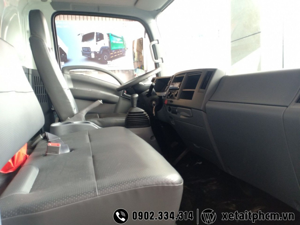 Khoang nội thất tiện nghi của xe tải Isuzu NQR550