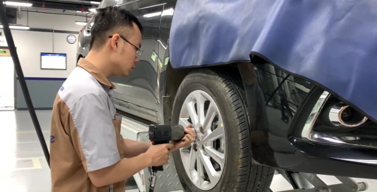 So sánh bảo dưỡng xe ô tô tại hãng và gara