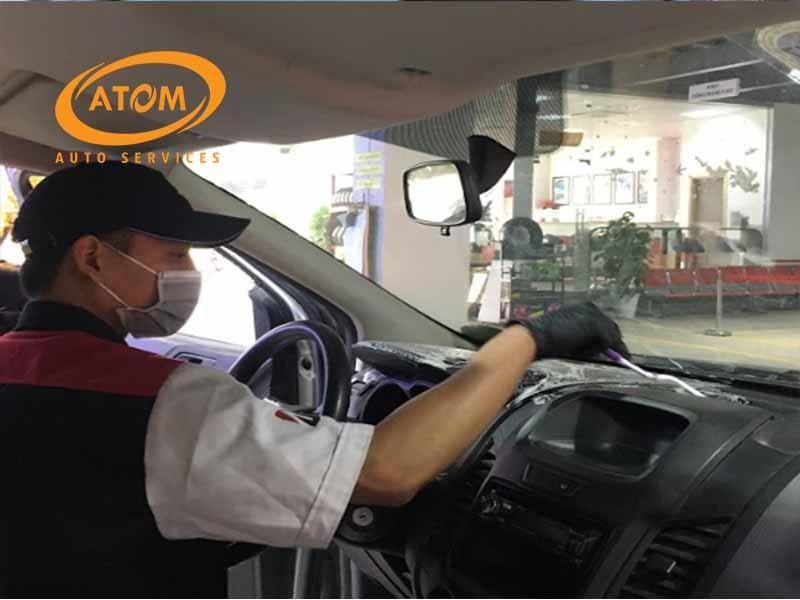 Vệ sinh nội thất xe ô tô mới định kỳ để bảo vệ vật liệu và không khí trong xe