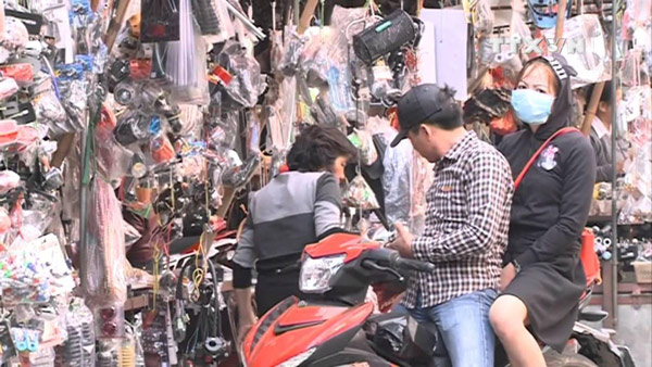 Phụ tùng xe ô tô và xe máy tại chợ trời