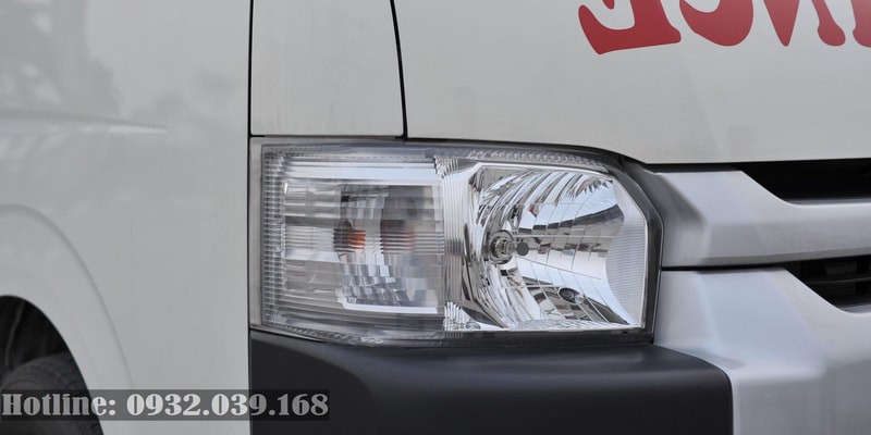 Thiết kế cửa trượt và bánh xe của xe ô tô cứu thương Toyota Hiace