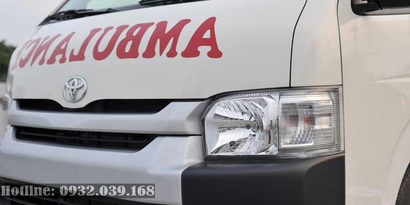 Cửa hậu mở lên tiện lợi của xe ô tô cứu thương Toyota Hiace