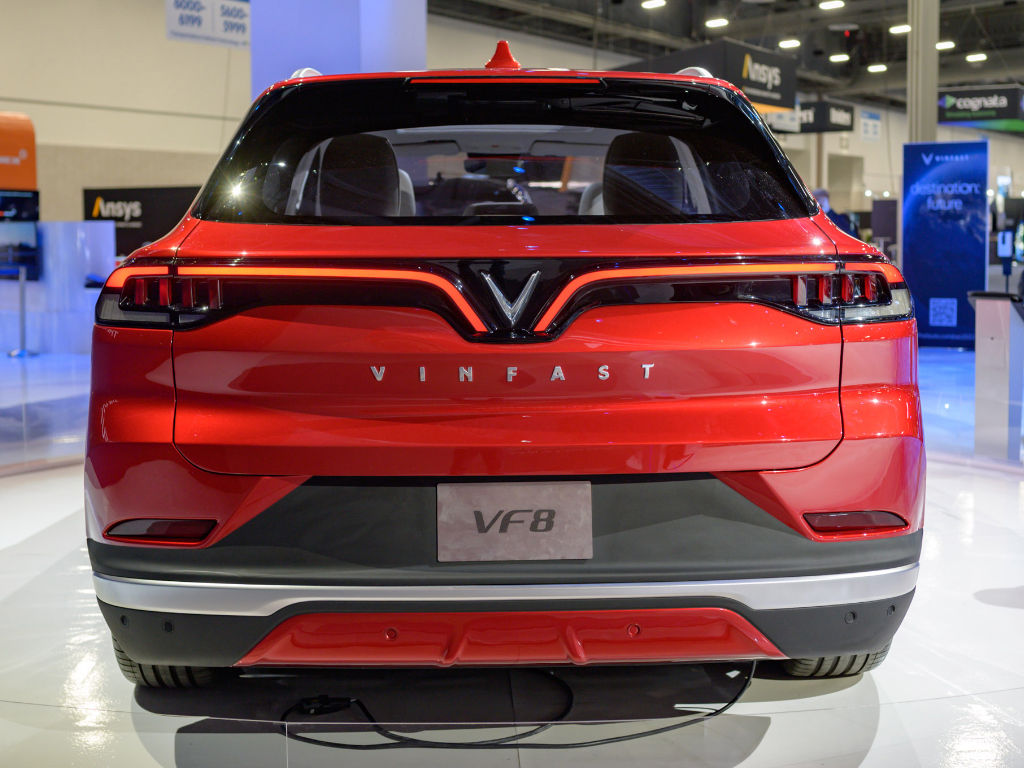 Phần thân và đuôi xe VinFast VF 8 màu xanh dương