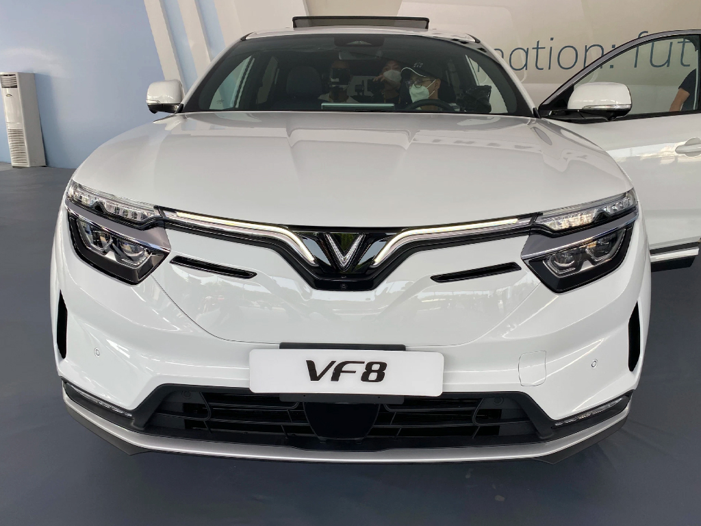 VinFast VF 8 màu xám chụp từ góc thấp