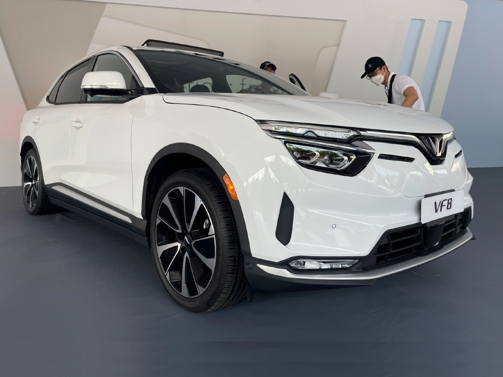 VinFast VF 8 màu đỏ đỗ xe