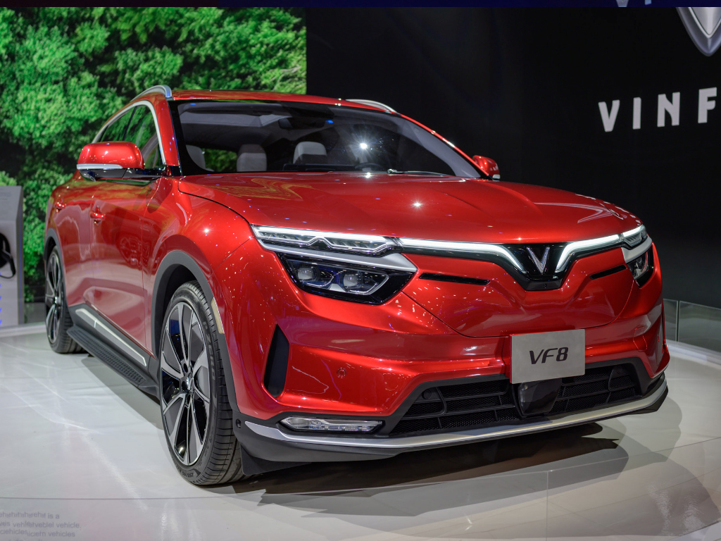 VinFast VF 8 màu xanh dương góc trước