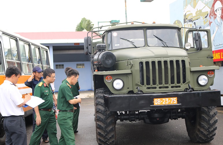 Người thợ kiểm tra động cơ xe ô tô tại nhà