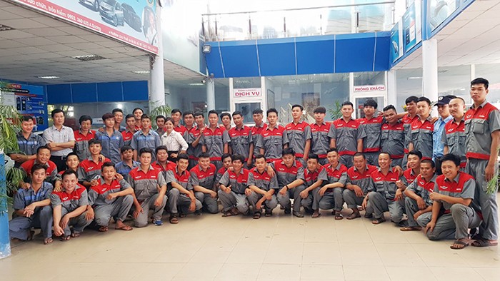Nhân viên kỹ thuật đang làm đồng xe ô tô tại TPHCM
