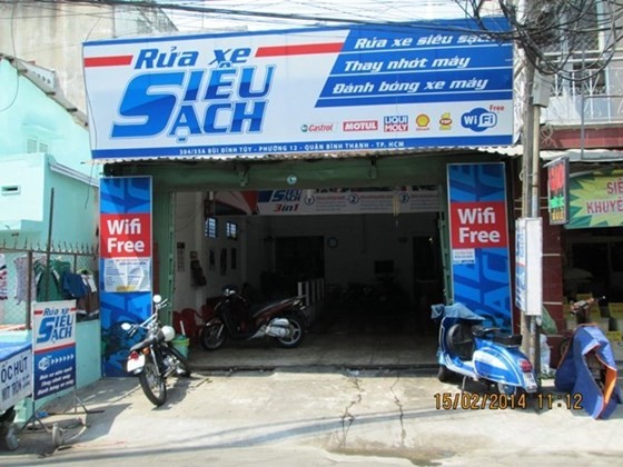 Hình ảnh thiết bị trong tiệm rửa xe ô tô đang được xem xét thanh lý