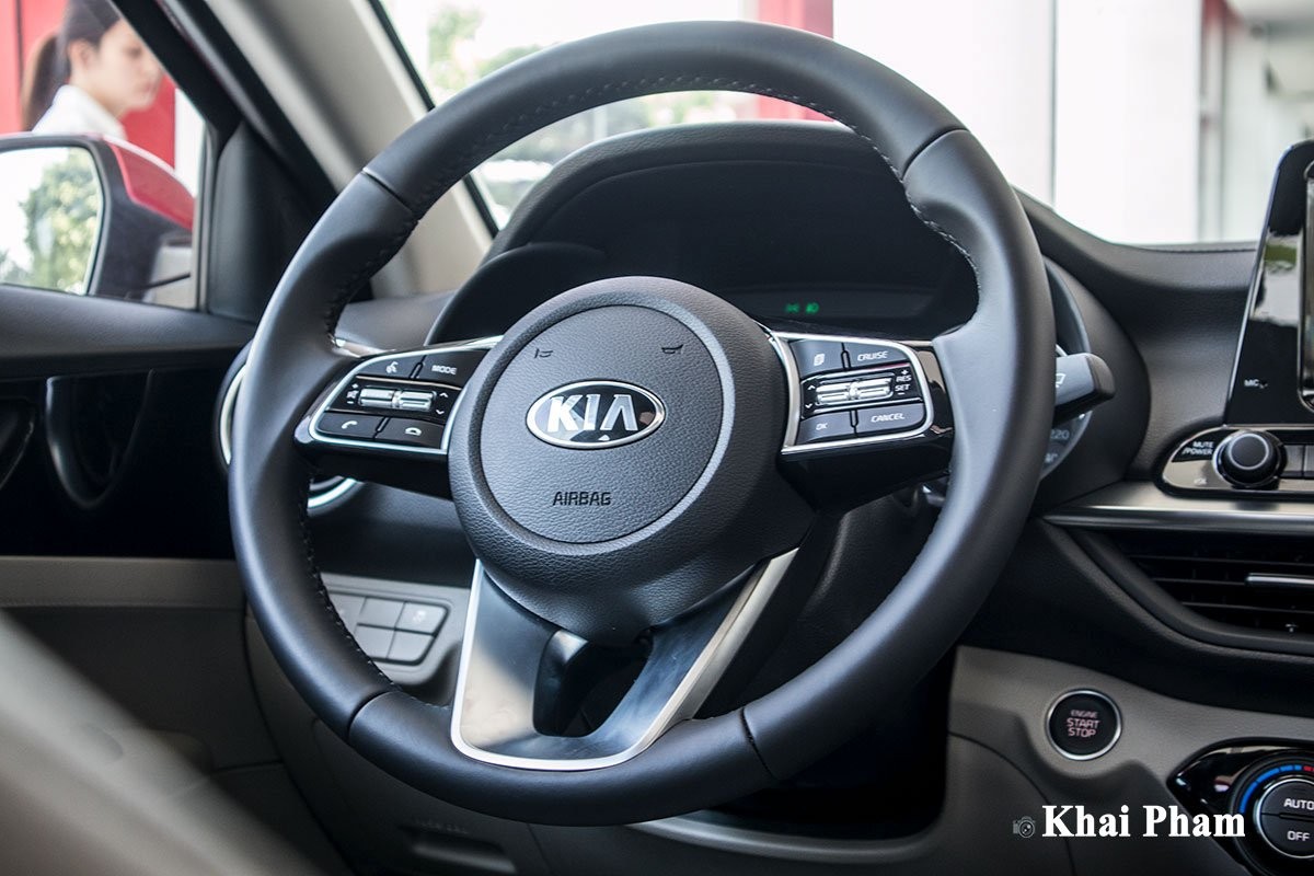Buồng lái xe ô tô với vô lăng và bảng điều khiển, các bộ phận chính cần làm quen khi học lái xe