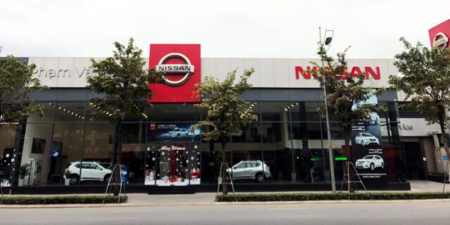 Không gian trưng bày các mẫu xe của hãng xe ô tô Nissan tại đại lý