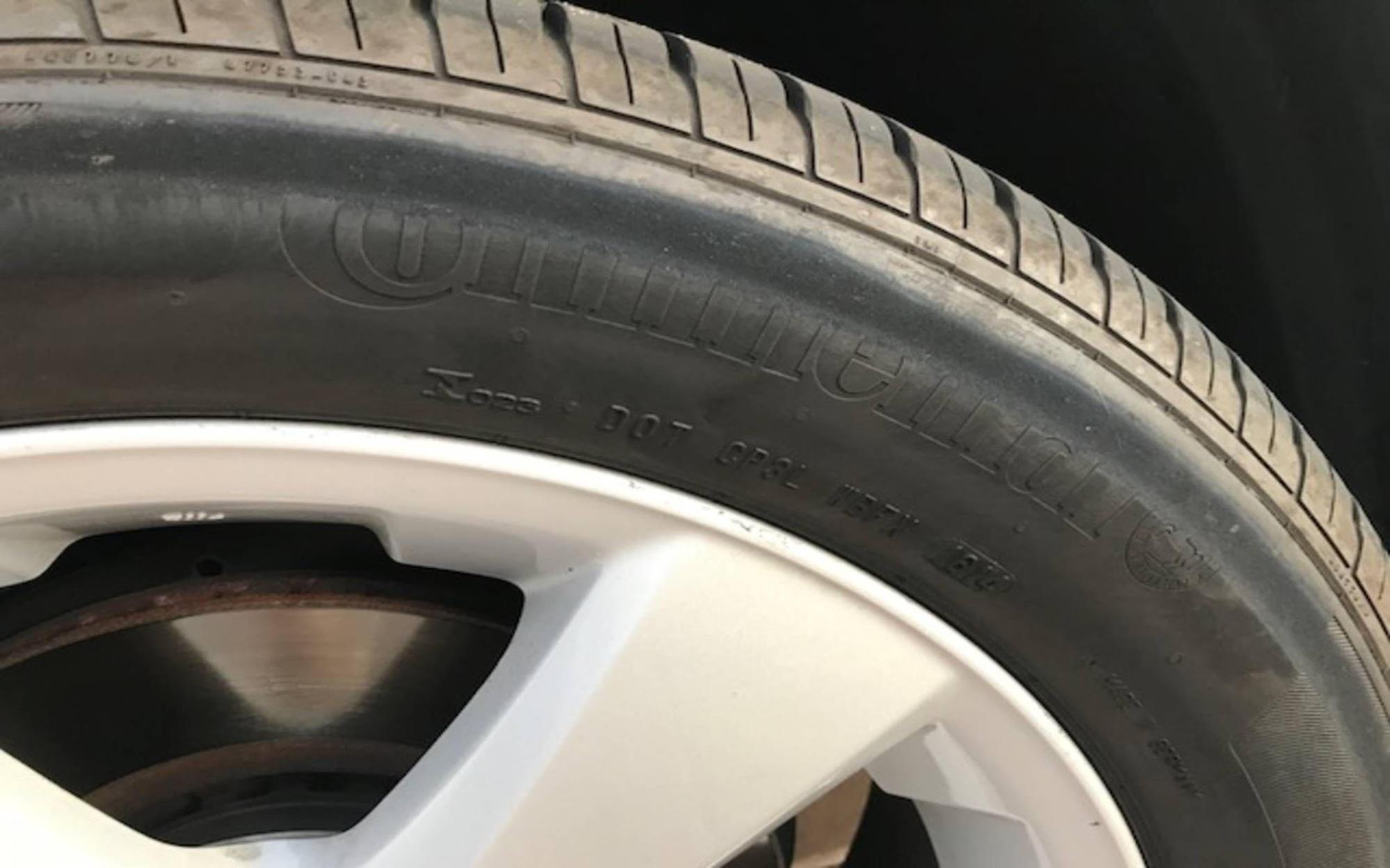 Lốp xe ô tô bị non hơi gây hỏng thành lốp