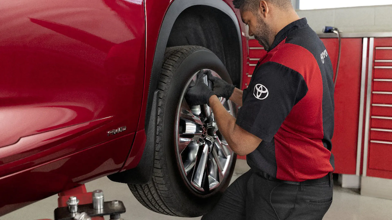 Xe ô tô dừng lại ở lề đường sau khi bị nổ lốp