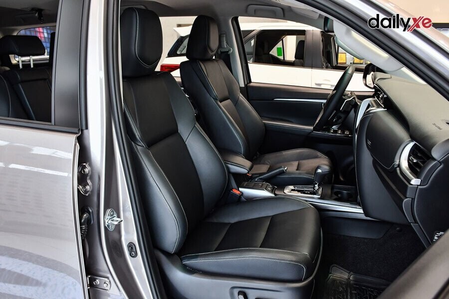 Nội thất rộng rãi, đẳng cấp của xe ô tô chạy dịch vụ Grab Toyota Fortuner