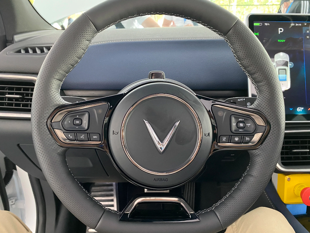 Màn hình HUD hiển thị trên kính lái VinFast VF 8