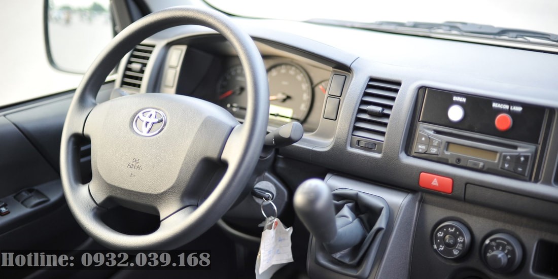Khoang lái rộng rãi của xe ô tô cứu thương Toyota Hiace