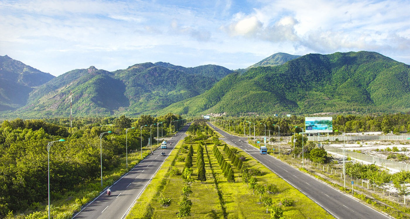 Đại lộ Nguyễn Tất Thành hướng đi từ sân bay Cam Ranh đến Nha Trang