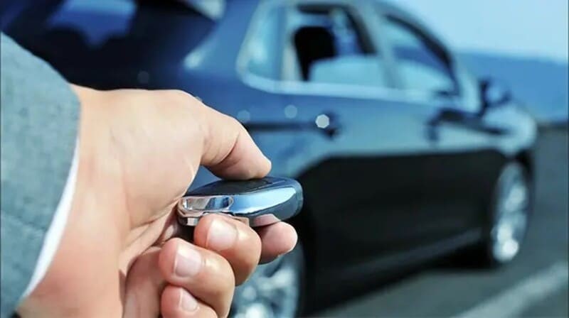 Nút mở cốp xe ô tô tích hợp trên chìa khóa Smartkey hiện đại