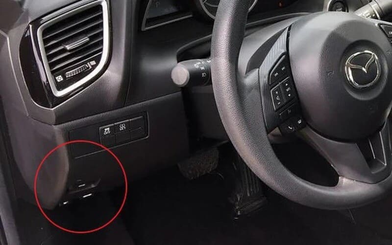 Vị trí nút mở cốp xe ô tô trên cụm điều khiển bảng taplo xe
