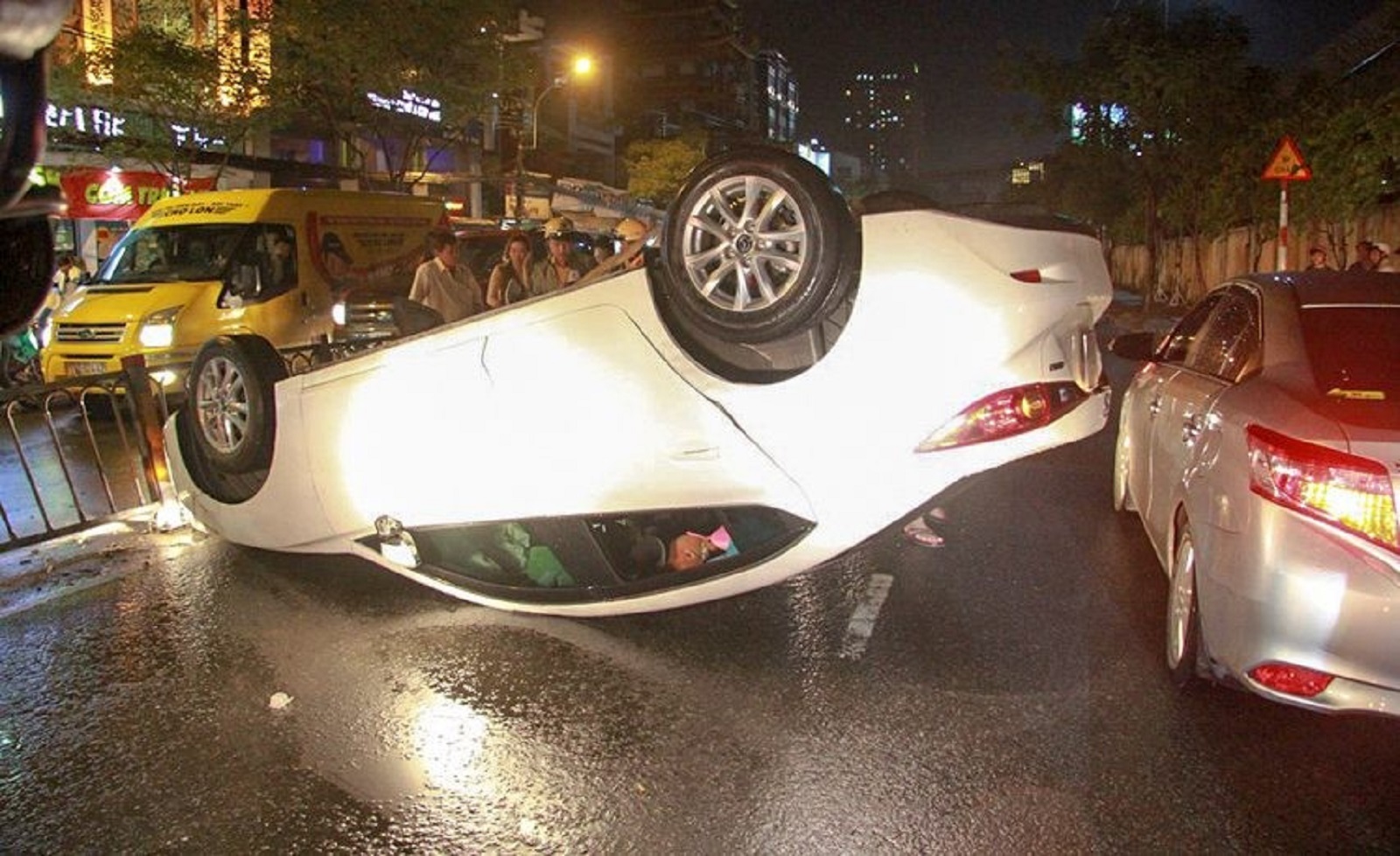 Nguyên nhân lật xe ô tô: Hiểu rõ để lái xe an toàn