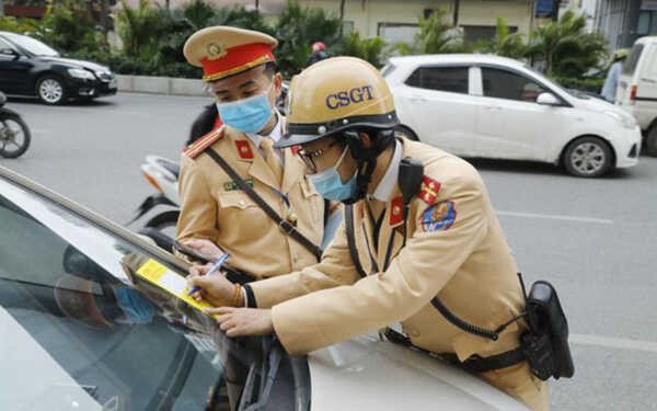 Cảnh sát giao thông xử phạt tài xế xe ô tô chạy quá tốc độ