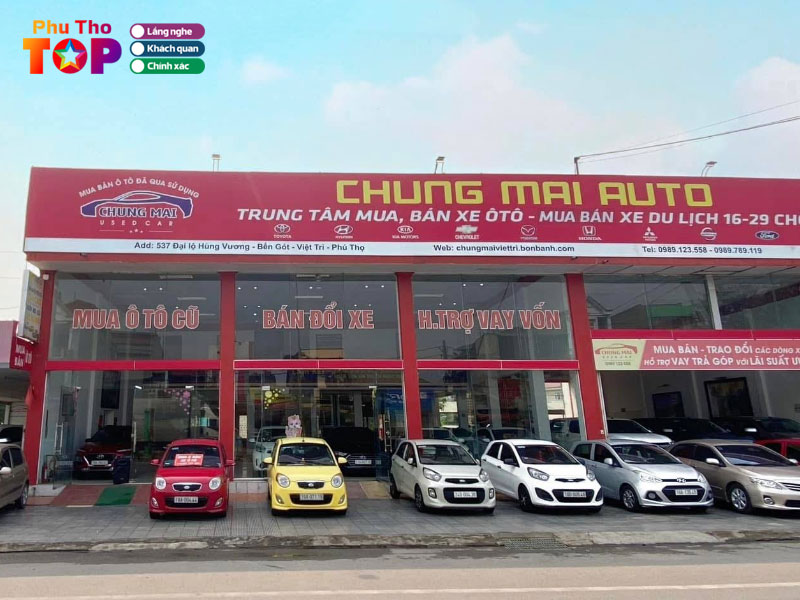 Kiểm tra ngoại thất và khung gầm xe ô tô cũ tại showroom