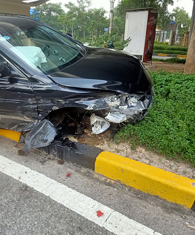 Chiếc ô tô con liên quan đến vụ tai nạn kéo lê xe máy tại Bắc Ninh