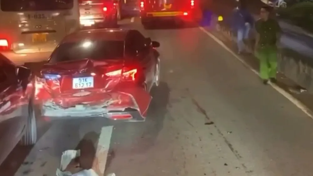 Xe ô tô chở hàng lậu tông va chạm trên Quốc lộ 22