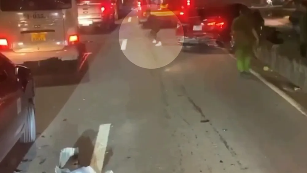 Người trên xe ô tô chở hàng lậu bỏ chạy khi bị bắt giữ