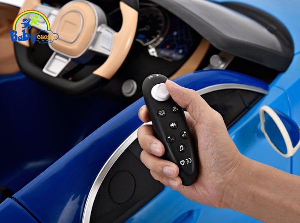 Nội thất và vô lăng xe ô tô điện Bugatti Chiron trẻ em