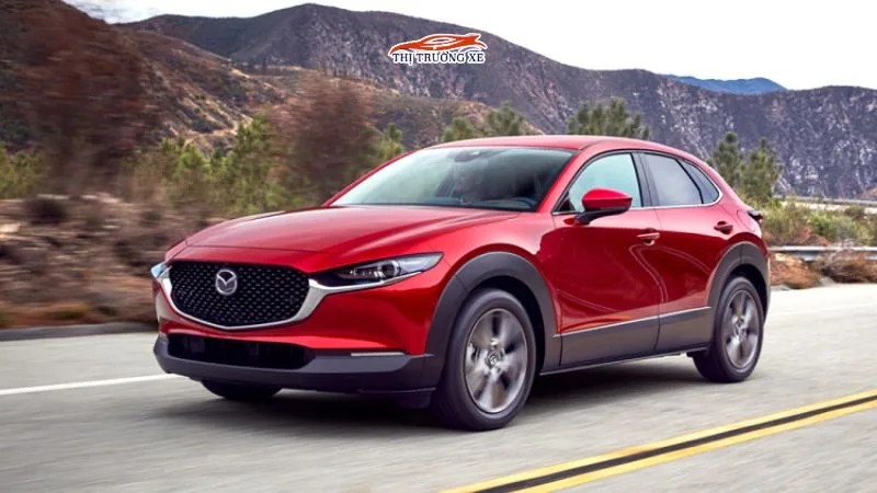 Mazda CX-30 màu đỏ trên đường