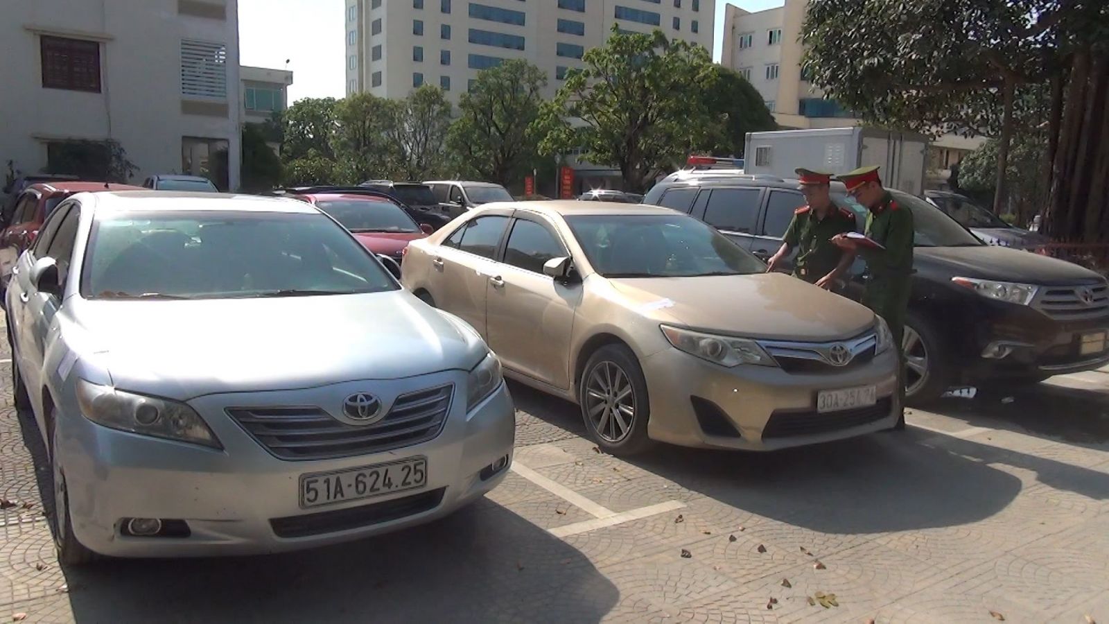 Nhiều xe ô tô hạng sang bị thu giữ trong vụ nhập lậu tại Thanh Hóa