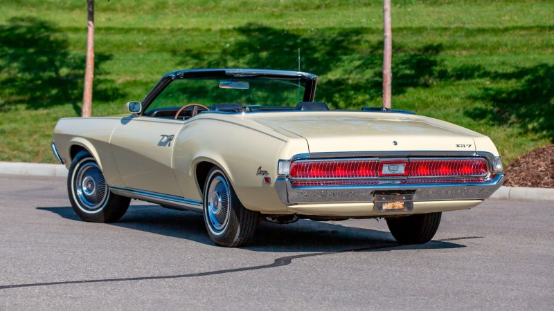Mercury Cougar XR-7 Convertible 351 1969 được thiết kế với khung lưới tản nhiệt cỡ lớn