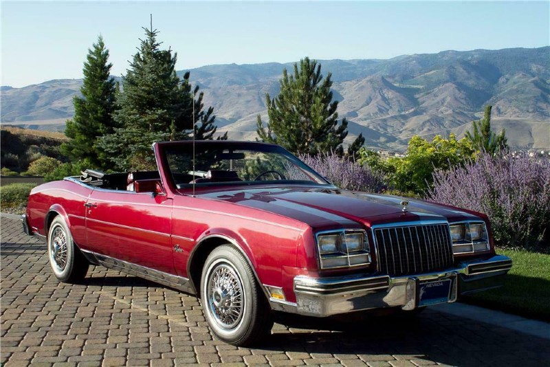 Buick Riviera Convertible 1982 có công suất động cơ đạt 410 mã lực