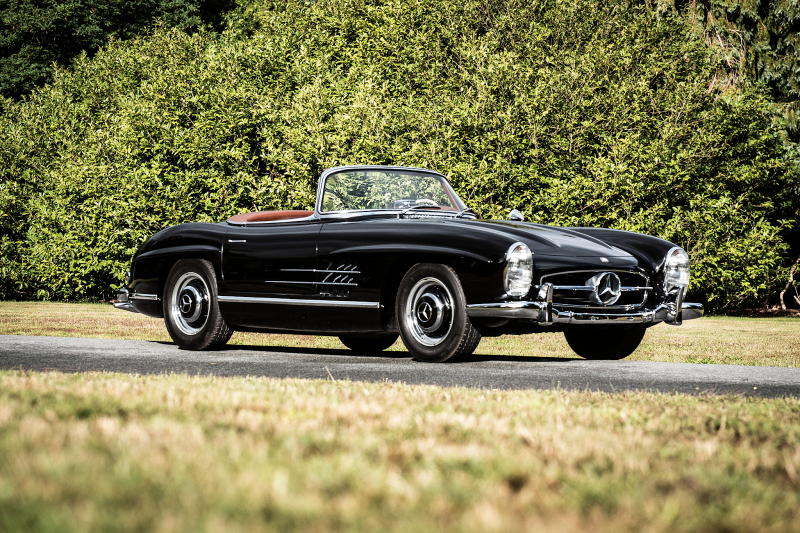 Mercedes 300SL 1957 gây ấn tượng với thiết kế cửa xe hình cánh chim mòng biển