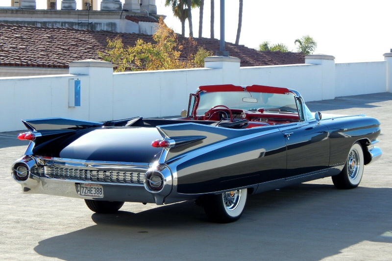 Đuôi xe Cadillac Eldorado 1959 có thiết kế hình viên đạn kép