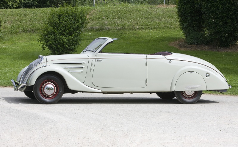 Peugeot 402 Eclipse Décapotable 1936 với thiết kế phần mui cứng có thể tự động mở ra - thu vào
