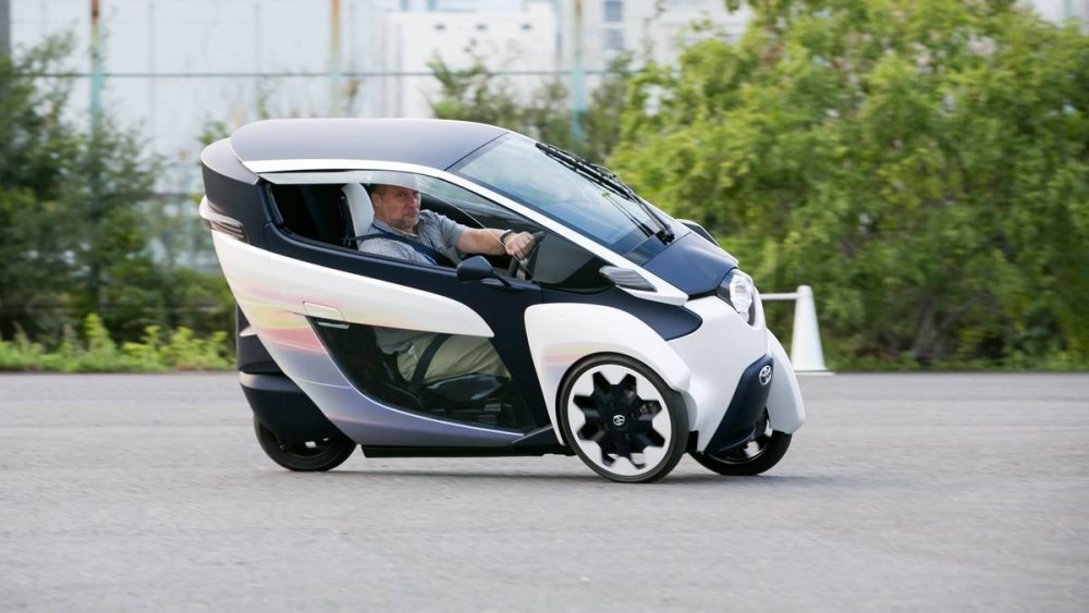 Xe ô tô thông minh Toyota i-ROAD trình diễn công nghệ Active Lean khi vào cua