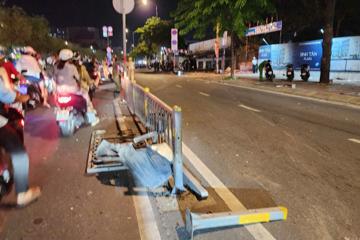 Dải phân cách bị hư hỏng nặng trong vụ ô tô tông 3 xe máy