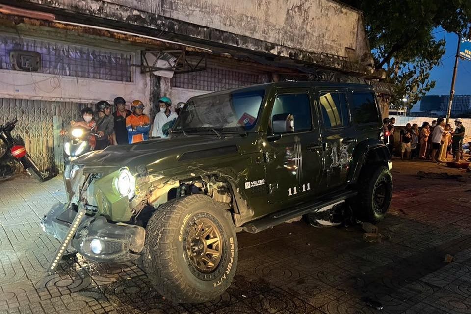 ô tô tông 3 xe máy lao lên vỉa hè sau vụ tai nạn liên hoàn