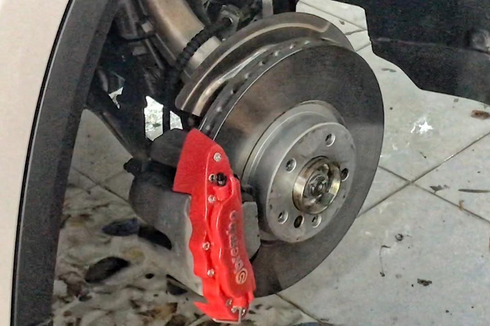 Ốp phanh Brembo màu vàng gắn trên con heo dầu xe ô tô