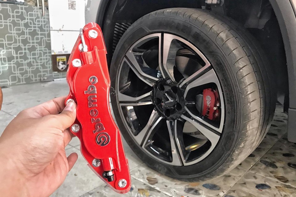Ốp phanh Brembo màu đỏ gắn trên con heo dầu xe ô tô Vinfast Fadil